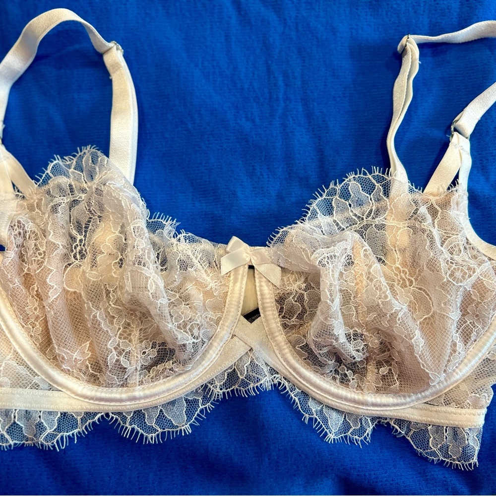 Victoria's Secret Lace Underwire Bra in Cream